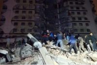 Potongan video yang dilansir AFP memperlihatkan petugas dan warga mengevakuasi korban gempa Turki, Senin (6/2/2023). (Foto: AFP)