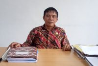 Hermanes Ketua Komisi III DPRD Kabupaten Barsel saat ditemui wartawan di ruang kerjanya, Selasa (28/2/2023). Foto. Alifansyah/1tulah.com