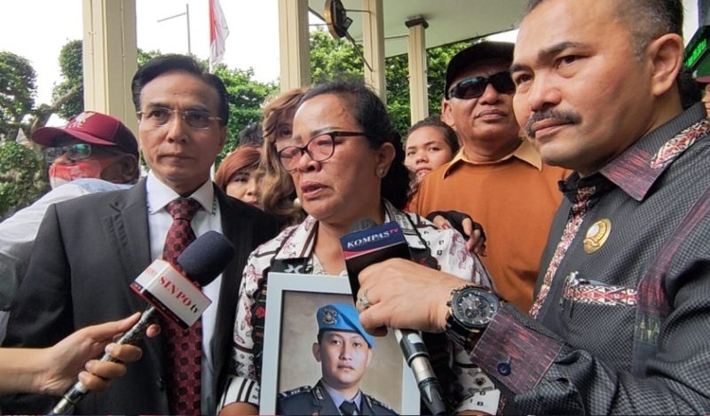 Rorti Simanjuntak sebagai ibunda Brigadir J turut hadir dalam sidang vonis Richard Eliezer alias Bharada E. Sumber foto : pmjnews.com