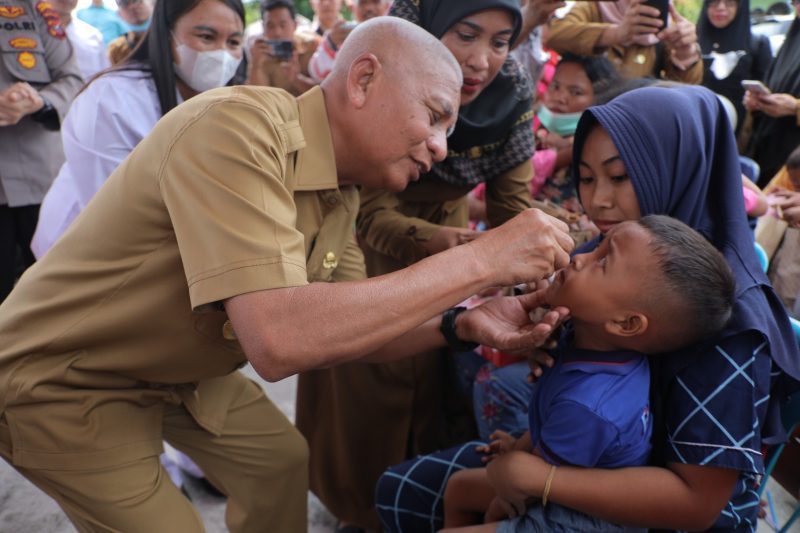 Bupati Asahan saat menghadiri sub pin polio di Desa Meranti Kecamatan Meranti pada hari kedua pelaksanaan sub pin polio tersebut, Selasa, (14/02/2023).