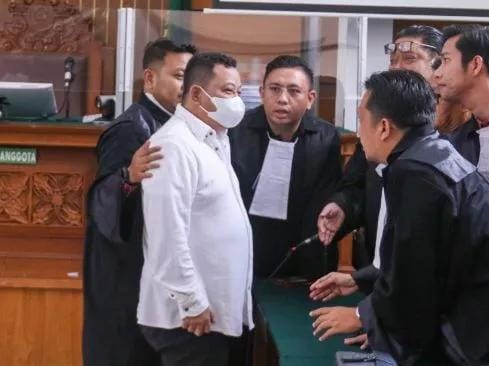 Terdakwa kasus pembunuhan Brigadir Yosua Hutabarat, Kuat Ma'ruf saat mengikuti sidang putusan di Pengadilan Negeri Jakarta Selatan, Selasa (14/2/2023). Sumber foto : suara.com
