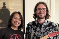 Dewa Budjana dan John Frusciante gitaris Red Hot Chili Peppers. Sumber foto : suara.com