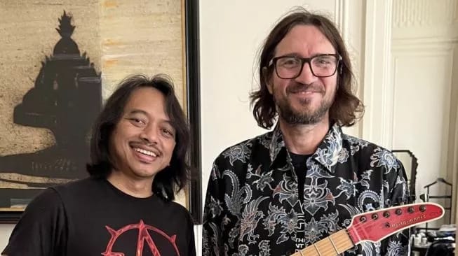 Dewa Budjana dan John Frusciante gitaris Red Hot Chili Peppers. Sumber foto : suara.com