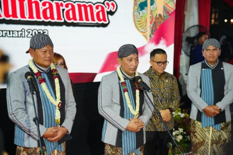 Kapolri bersama Panglima TNI dan jajarannya. Sumber foto : pmjnews.com