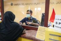 syarat berkas lapor SPT Tahunan - Warga melaporkan SPT Tahunan Pajak di KPP Pratama Jakarta Palmerah, Jakarta Barat, Kamis (31/3/2022). Sumber foto : suara.com