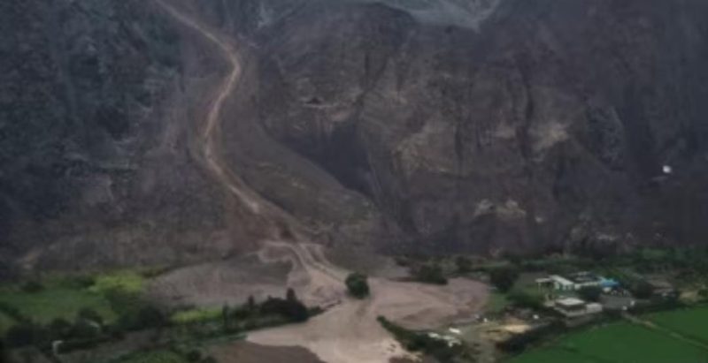 Tanah longsor akibat hujan lebat di Arequipa, Peru, 6 Februari 2023. Sumber foto : voaindonesia.com