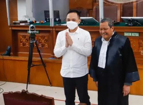 Terdakwa kasus pembunuhan Brigadir Yosua Hutabarat, Ricky Rizal saat hadir untuk mengikuti sidang putusan di Pengadilan Negeri Jakarta Selatan, Selasa (14/2/2023). Sumber foto : suara.com 