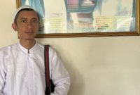 Aming Pamer Foto Pakai Baju Koko dan Peci Putih. Sumber foto : suara.com