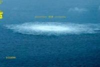 Kebocoran gas di Laut Baltik dari jaringan pipa gas Nord Stream difoto dari pesawat Penjaga Pantai Swedia, 27 September 2022. Sumber foto : voaindonesia.com