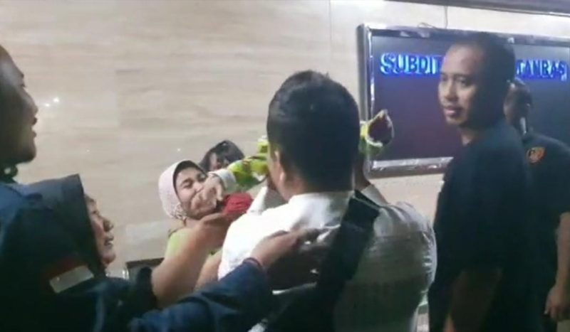 Haru saat polisi pertemukan nenek dengan cucunya yang diculik di Bekasi. Sumber foto : pmjnews.com