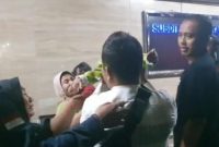 Haru saat polisi pertemukan nenek dengan cucunya yang diculik di Bekasi. Sumber foto : pmjnews.com
