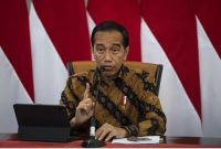 Presiden Joko Widodo mengumumkan bahwa Indonesia akan menghentikan ekspor bijih bauksit mulai Juni 2023 untuk medorong industri pengolahan dalam negeri di Istana Merdeka Jakarta, Rabu (21/12/2022). [Suara.com)