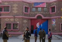 Polisi berkumpul di luar kantor polisi di distrik Nankana, Pakistan di mana tersangka penista Al-Qur'an diseret oleh ratusan massa dan digantung, Minggu (12/2/2023).