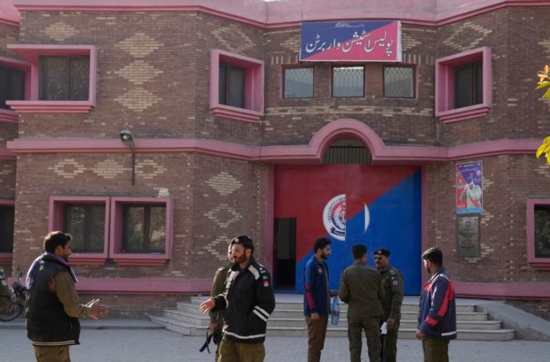 Polisi berkumpul di luar kantor polisi di distrik Nankana, Pakistan di mana tersangka penista Al-Qur'an diseret oleh ratusan massa dan digantung, Minggu (12/2/2023).