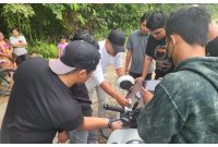 Polisi saat mencegat terduga pelaku Sadi, yang membawa barang narkotika jenis sabu, Sabtu (25/2/2023). Foto.Deni Hariadi/1tulah.com