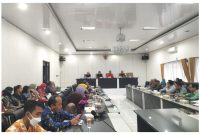 Pemkab Barito Utara saat menggelar rapat pengendalian elpiji di Aula Lantai I Kantor Setda Barut, Senin (09/01/2023). Foto.Deni Hariadi/1tulah.com