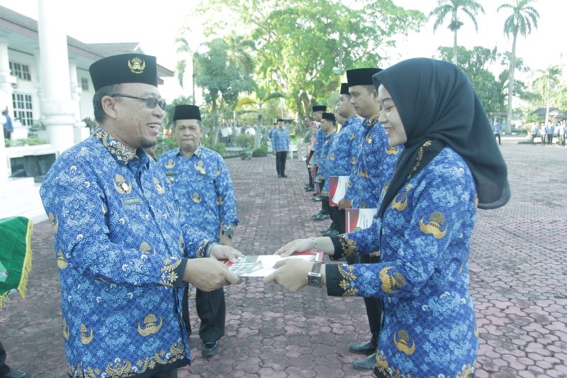 Sekretaris Daerah (Sekda) Kabupaten Asahan Drs. H. John Hardi Nasution, MSi, menyerahkan  SK PNS di halaman Kantor Bupati Asahan, Jumat (17/2/2023). Foto:NST/1tulah.com