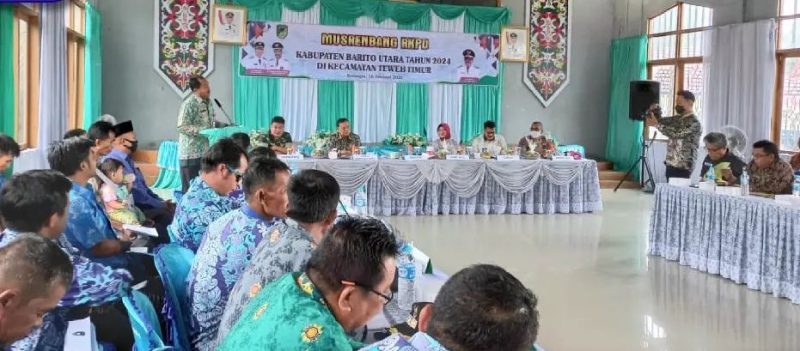 Musyawarah Perencanaan Pembangunan (Musrenbang) Kecamatan Teweh Timur tahun 2024, dibuka oleh Asisten Perekonomian dan Pembangunan Sekretaris Daerah Kabupaten Barito Utara H.Gazali, S.Sos., M.A di halaman Kantor Kecamatan Desa Benangin, Kamis (16/2/2023). Foto:Delia/1tulah.com