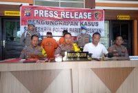 Wakapolres Barsel Kompol Johari Fitri Casdy (tengah) didampingi Kasatreskrim AKP Hanif Hasan (baju putih) bersama Kapolsek Karau Kuala Ipda Mulianto (kanan) dan Kabagops AKP Puji Widodo (kiri) saat menggelar Pres release. Rabu (15/2/2023). Foto. Alifansyah/1tulah.com
Jual Emas Palsu, Dua Pria Asal Amuntai Ditangkap Polisi 

