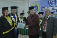 Bupati Asahan diwakili Drs Muhili Lubis, Asisten Perekonomian dan Pembangunan menghadiri wisuda Institut Agama Islam DAAR Al Uluum (IAIDU) Asahan, Kamis (23/02/2023). Foto:NST/1tulah.com

 
