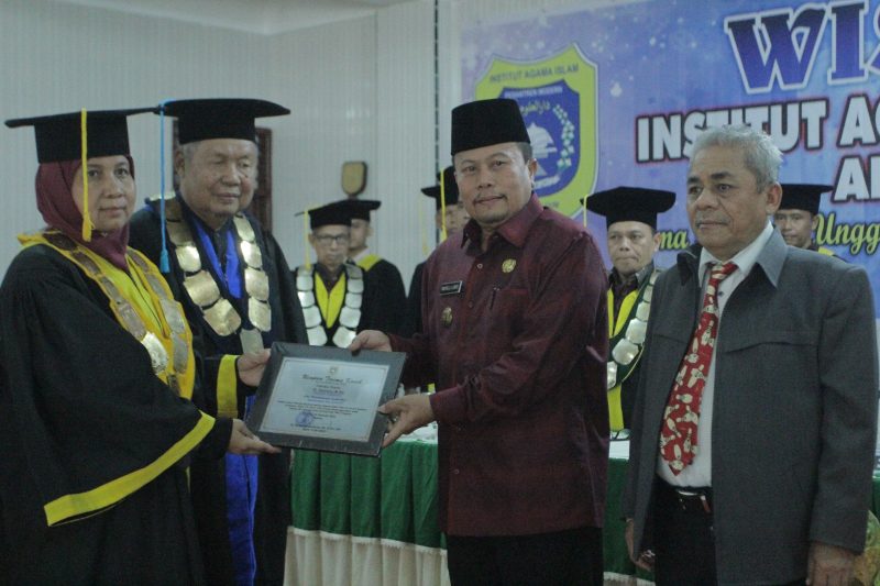 Bupati Asahan diwakili Drs Muhili Lubis, Asisten Perekonomian dan Pembangunan menghadiri wisuda Institut Agama Islam DAAR Al Uluum (IAIDU) Asahan, Kamis (23/02/2023). Foto:NST/1tulah.com

 
