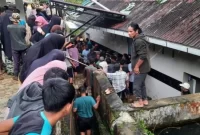 Masjid Nurul Iklas di Kampuang Baruah, Jorong Gantiang, Nagari Sungai Landia, Kabupaten Agam, Sumatera Barat, longsor. Dua jemaah masjid usai salat jumat menjadi korban meninggal dunia. Sumber foto : suara.com