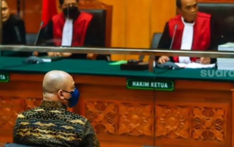 Terdakwa kasus narkoba Teddy Minahasa saat mengikuti sidang di Pengadilan Negeri Jakarta Barat, Kamis (2/2/2023). [Suara.com/Alfian Winanto]