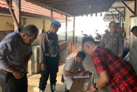 Anggota Polsek Teweh Tengah saat menjalani tes urin di Kapolsek setempat, Selasa (28/02/2023). (Foto : Polres Barito Utara)