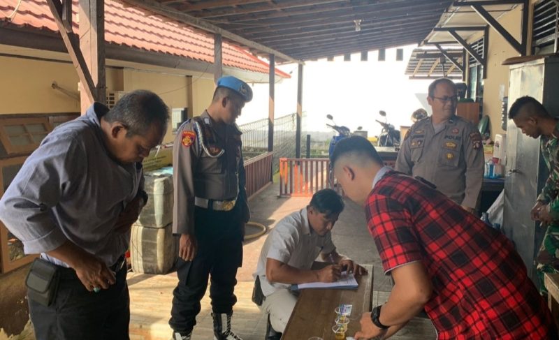 Anggota Polsek Teweh Tengah saat menjalani tes urin di Kapolsek setempat, Selasa (28/02/2023). (Foto : Polres Barito Utara)