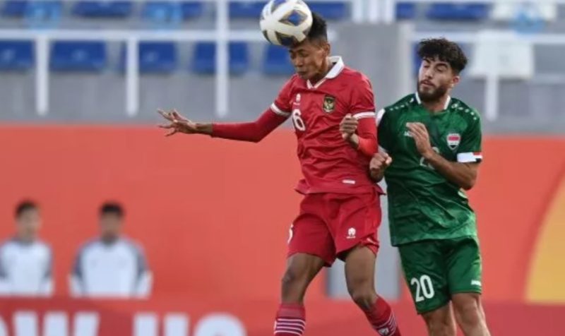 Pemain Timnas U-20 Indonesia Dony Tri Pamungkas (kiri) berebut bola di udara dengan pemain Timnas U-20 Irak Charbel Awni dalam kualifikasi Grup A Piala Asia U-20 di Stadion Lokomotiv, Tashkent, Uzbekistan, Rabu (1/3/2023). ANTARA FOTO/Sigid Kurniawan/foc.