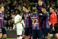 Para pemain Barcelona merayakan gol bunuh diri yang dicetak Eder Militao dalam pertandingan leg pertama semifinal Piala Raja di Santiago Bernabeu pada 3 Maret 2023. ANTARA/AFP/JAVIER SORIANO