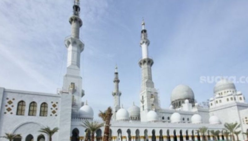 Kondisi pembangunan Masjid Raya Sheikh Zayed Solo, Rabu (19/10/2022). ([Suara.com/Ari Welianto])