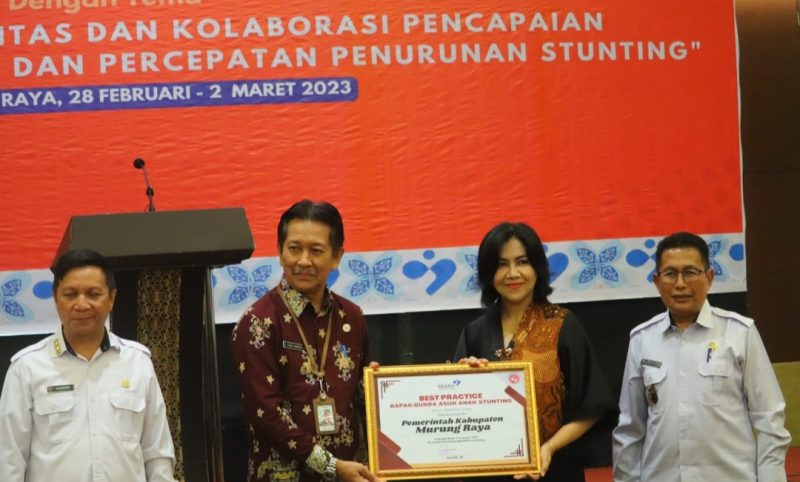 Plt P3ADalduk KB Mura Lynda Kristiane Perdie saat menerima penghargaan dari BKKBN pusat Rabu (1/03/2023) (Foto : DiskominfoSP)