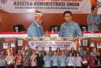 Sekretaris Daerah (Sekda) Mura Hermon memimpin pelepasan purna tugas Asisten Sekda Bimo Santoso. (foto : Suroso/1tulah.com)