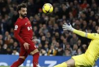 Striker Liverpool asal Mesir Mohamed Salah (kiri) mencetak gol dengan melepaskan tembakkan yang melewati kiper Tottenham Hotspur Hugo Lloris (kanan) selama matchday pekan ke-15 Liga Inggris 2022-2023 antara Tottenham Hotspur vs Liverpool di Stadion Tottenham Hotspur di London, pada 6 November 2022. Ian Kington / AFP.