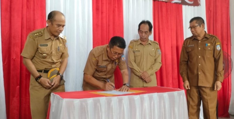 Wabup Mura Rejikinoor melakukan penandatanganan pelepasan kepala DPRKPP Markurius Dani yang memasuki masa purna tugas, Selasa (18/02/2023).
(foto : Suroso/1tulah.com)