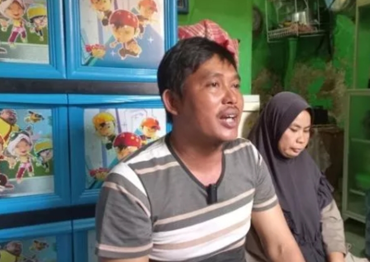 Bambang Sriyanto (39), ayah dari anak remaja putri yang diduga menjadi korban penculikan pria misterius di Facebook. (Suara.com/Faqih).