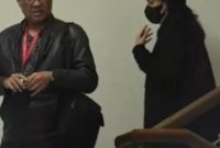 Mantan pejabat pajak Kementerian Keuangan Rafael Alun Trisambodo dan istrinya Ernie Meike usai diperiksa KPK. [ANTARA FOTO/Aditya Pradana Putra]