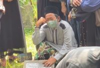 Adul menangis di pemakaman sang ibu di TPU Kramat Pela, Kebayoran Baru, Jakarta Selatan, Sabtu (25/3/2023). Sumber foto : suara.com