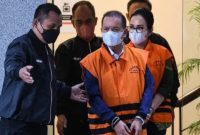 Bupati Kapuas Ben Brahim S Bahat (kiri) dan istrinya yang merupakan anggota DPR Fraksi NasDem Ary Egahni (kanan) masuk ke dalam mobil tahanan usai menjalani pemeriksaan di Gedung Merah Putih KPK, Jakarta, Selasa (28/3/2023). [ANTARA FOTO/Sigid Kurniawan].