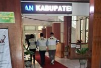 Petugas dengan rompi KPK saat berkeliaran di Kantor Bupati Kapuas.