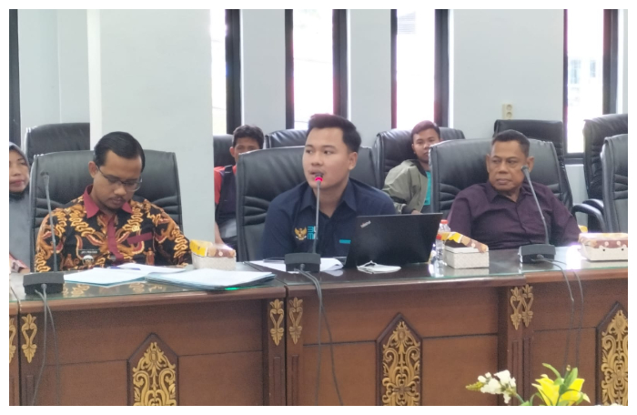 Sales Branch manager(SBM) Pertamina Wilayah Barito, M Ridho Hasbullah(tengah) saat memberikan penjelasan dua agen elpiji di Muara Teweh kena sanksi akibat menimbun elpiji, Kamis (2/3/2023). Foto.Deni/1tulah.com