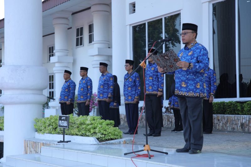 Sekretaris Daerah (Sekda) Kabupaten Asahan Drs. John Hardi Nasution, MSi, memimpin Apel Kesadaran Nasional bulan Maret 2023, Jumat (17/03/2023). Foto:Irwan/1tulah.com