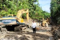 Foto Ilustrasi : tim bina marga Dinas PUPR Barito Utara saat melakukan pengupasan lumpur diareal kerusakan ruas km 34-simpang tamrin. Foto.dok/1tulah.com