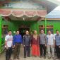H Abri (baju hitam) foto bersama perangkat desa dan tokoh masyarakat saat mengunjungi Desa Pendreh, Senin(20/3/2023).Foto.Delia/1tulah.com)