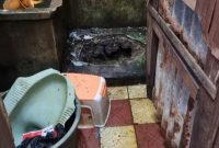 WC jongkok milik warga Duren Sawit meledak hingga menyebabkan warga luka-luka. Sumber foto : suara.com