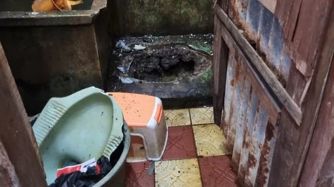 WC jongkok milik warga Duren Sawit meledak hingga menyebabkan warga luka-luka. Sumber foto : suara.com