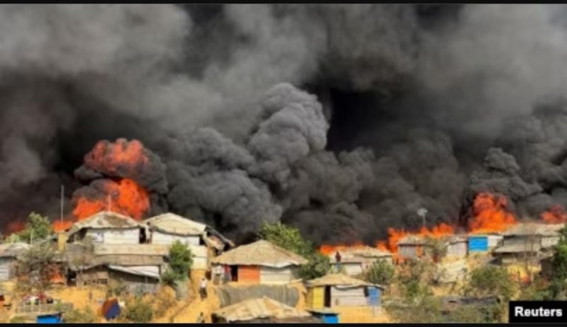 Kobaran api melalap kamp pengungsi Rohingya di Balukhali, distrik Cox's Bazar, Bangladesh, Minggu 5 Maret 2023. Sumber foto : voaindonesia.com