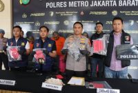 Keterangan Kapolres Metro Jakarta Barat Kombes Pol M Syahduddi dan jajarannya. Sumber foto : pmjnews.com