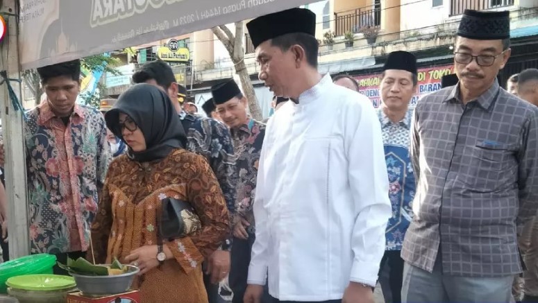 Bupati Barito Utara H.Nadalsyah dengan didampingi sejumlah pejabat di lingkup Pemkab saat meninjau Pasar Wadai Ramadhan 1444H, Kamis (23/3/2023) Foto:Delia/1tulah.com